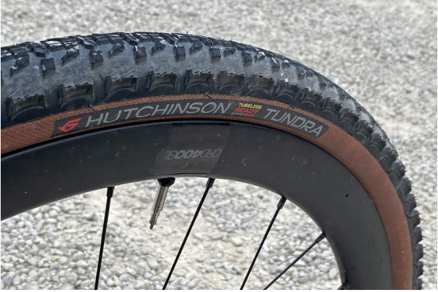 **HUTCHINSON TUNDRA TUBELESS READY TYRE 700 x 40 TAN WALL